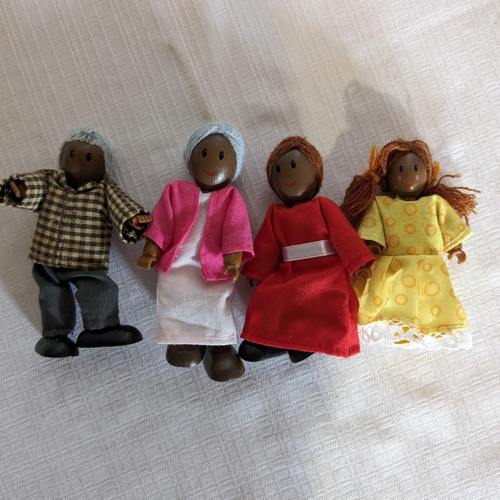 Hape African American wooden doll house family playset set of 4 poseable dolls